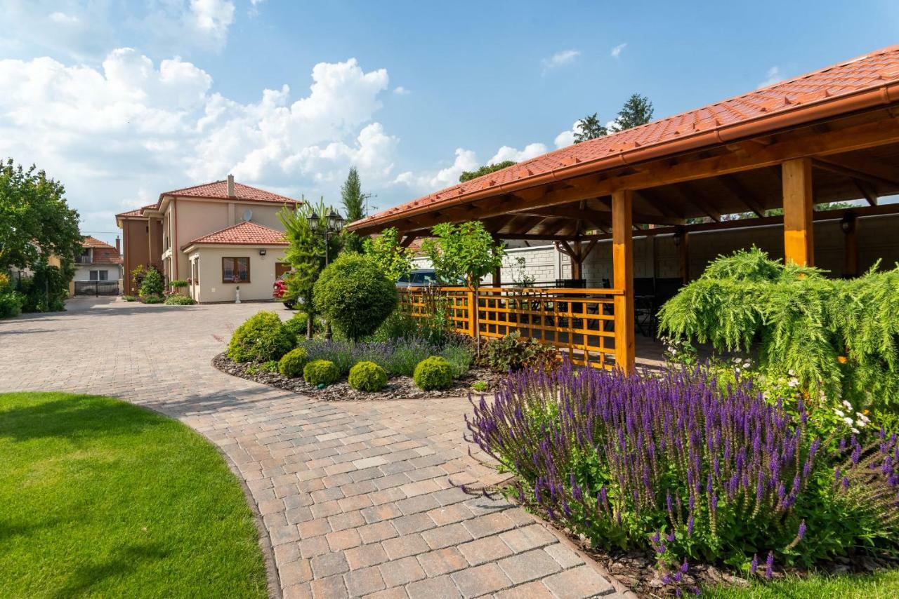 Villa Ephelia Dunajska Streda Exterior photo